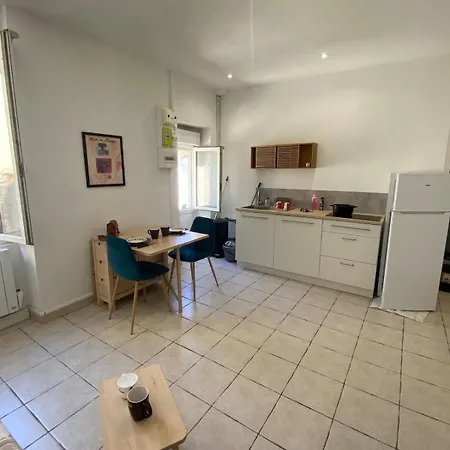 Au Calme Centre De Apartment